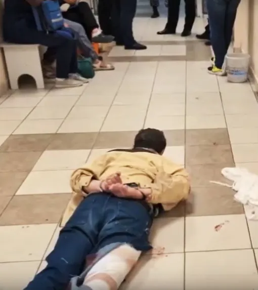 Злоумышленник на полу больницы Злоумышленник на полу больницы