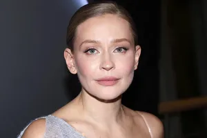 Юлия Пересильд показала плоский живот с прессом в обтягивающем наряде