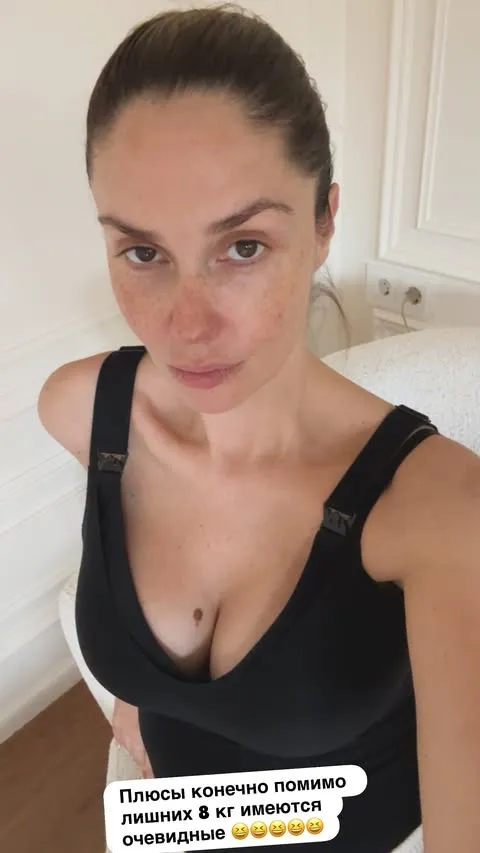 Агата Муцениеце после родов