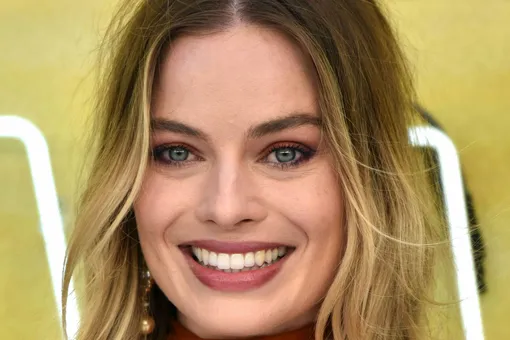 Марго Робби в полосатой «пижаме» и с винтажной сумкой подловили папарацци Марго Робби в полосатой «пижаме» и с винтажной сумкой подловили папарацци