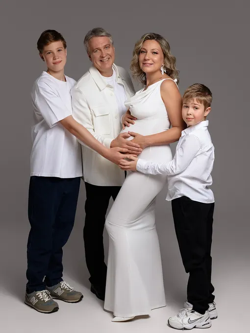 Денис Матросов с женой и детьми от прошлых браков