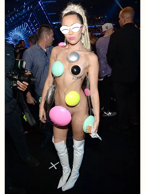 самые скандальные наряды звезд фото