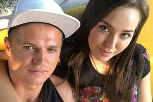 «Гуляем, летаем ": Дмитрий Тарасов делится кадрами с Анастасией Костенко