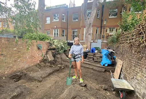 Мила Долман обустроила задний двор своего дома в Лондоне