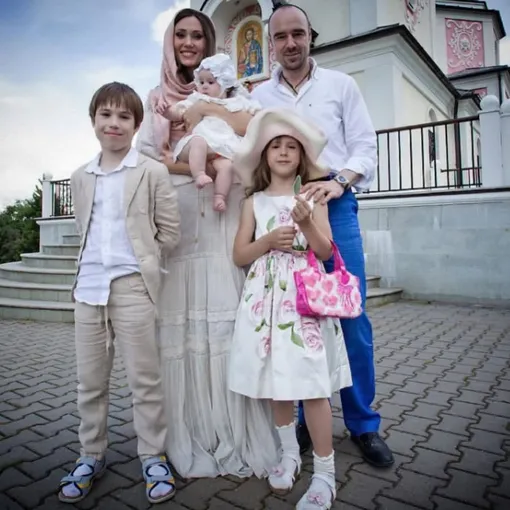 Елена и Роман Товстики с детьми