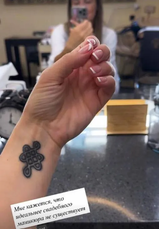 Агата Муцениеце похвасталась свадебным маникюром