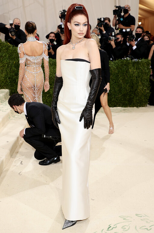 6 голубых тренчей, как у Джиджи Хадид: модные образы с высоты небес