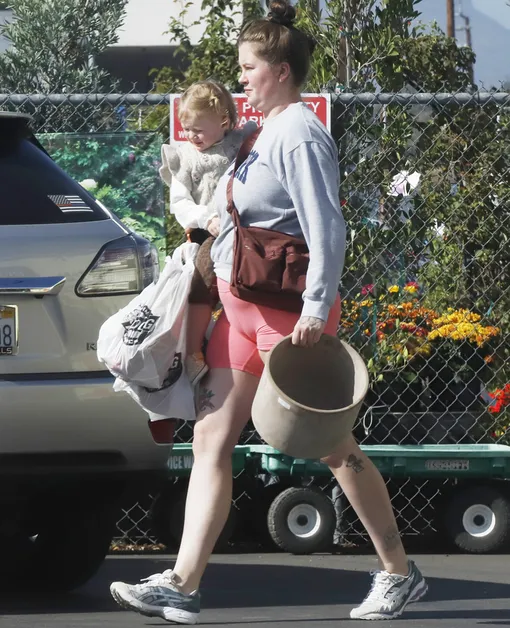 Айрленд Болдуин с дочерью