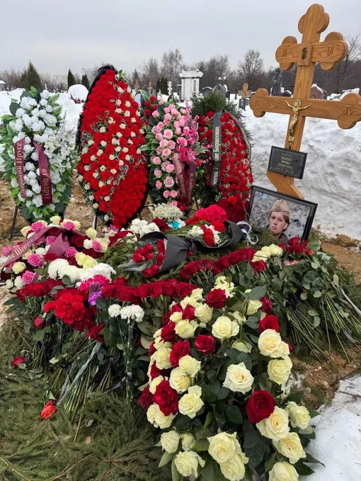 Могила Ирины Шевчук на Троекуровском кладбище Могила Ирины Шевчук на Троекуровском кладбище