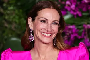 «Обаятельная красотка с чувством юмора»: Джулия Робертс в платье с портретами Клуни вызвала ажиотаж