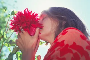 Так пахнет весна: 7 парфюмерных нот, которые принесут гармонию и спокойствие в твой май-2026