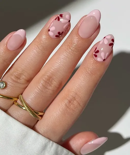 Розовый французский маникюр с цветами