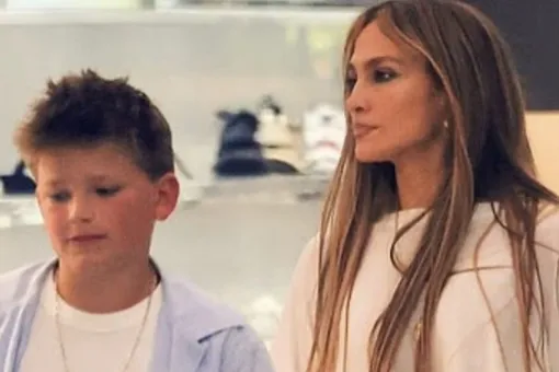 Дженнифер Лопес раскритиковали из-за неуместного наряда на встрече с сыном Бена Аффлека Дженнифер Лопес раскритиковали из-за неуместного наряда на встрече с сыном Бена Аффлека