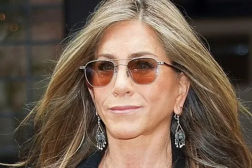 Дженнифер Энистон в откровенном мини-платье без белья появилась на шоу