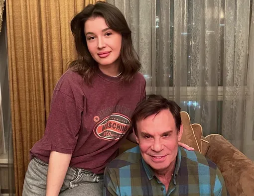 Ефим Шифрин ответил слухи о романе с будущим врачом Кристиной Ефим Шифрин ответил слухи о романе с будущим врачом Кристиной