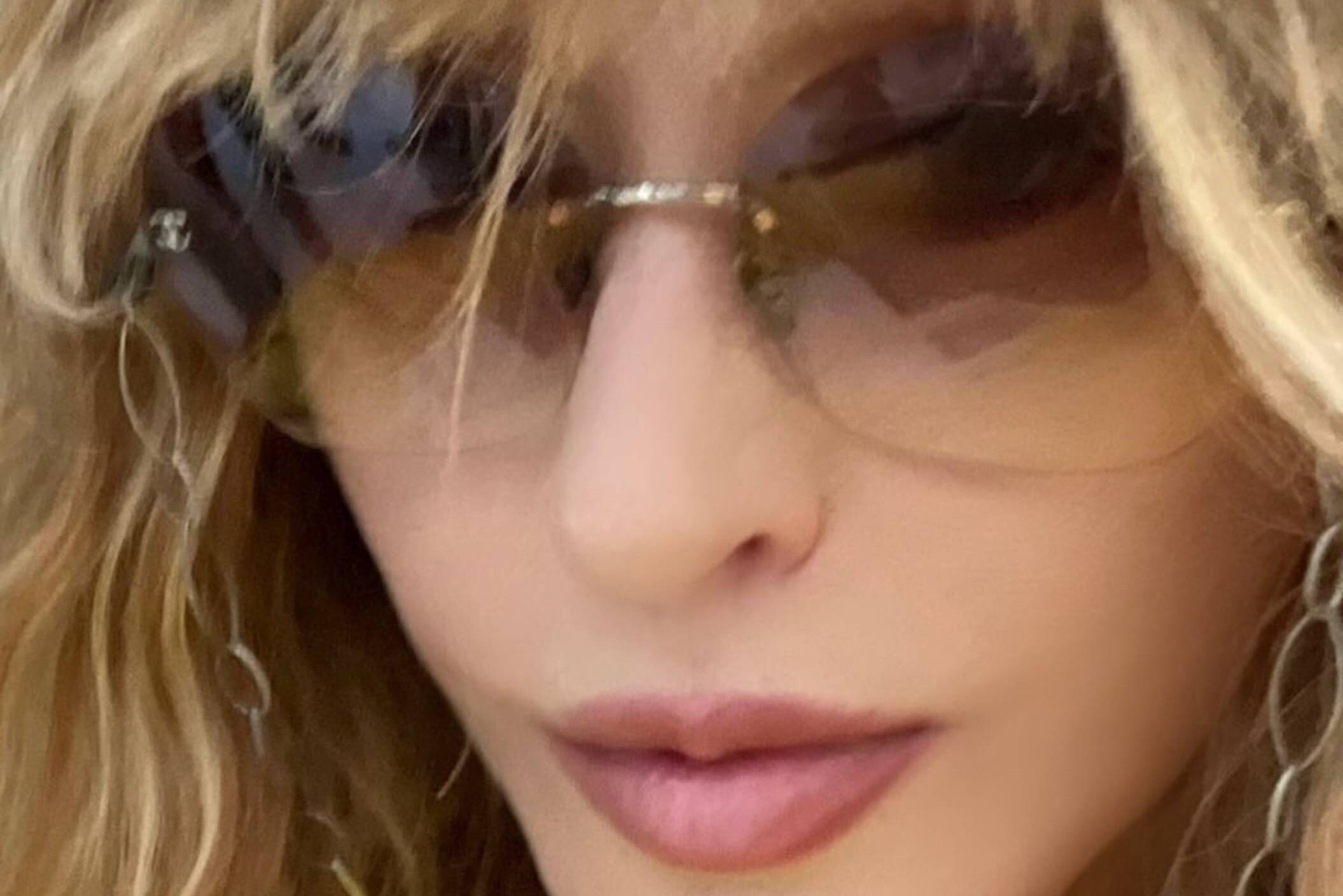 «Я без макияжа выгляжу свежо и молодо»: Алла Пугачева после скандала показала кадры, сделанные в порту