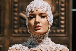 Онкобольная Инна Комбарова в платье от Юдашкина обвенчалась с мужем в Храме Христа Спасителя