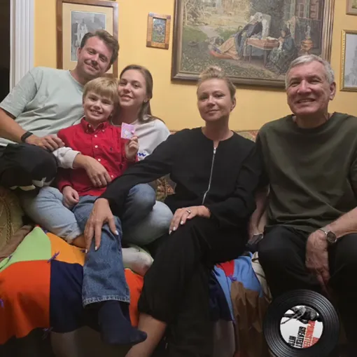 Мария Миронова с родными в квартире покойной мамы Мария Миронова с родными в квартире покойной мамы