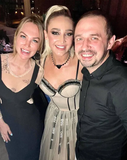 Олег Верещагин с женой Александрой и Ольгой Бузовой