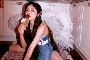 С ней что-то происходит: Хёна выглядит неузнаваемой на видео из поездки на Тайвань С ней что-то происходит: Хёна выглядит неузнаваемой на видео из поездки на Тайвань