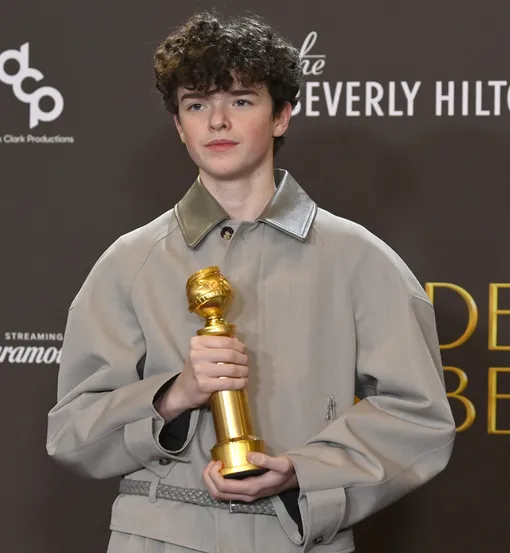 16-летний Оуэн Купер получил статуэтку за роль в сериале «Переходный возраст» 16-летний Оуэн Купер получил статуэтку за роль в сериале «Переходный возраст»