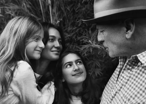 Эмма Хеминг и Брюс Уиллис с дочерьми Эмма Хеминг и Брюс Уиллис с дочерьми