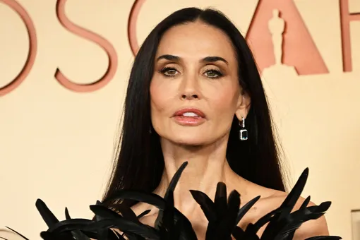 «То ли павлин, то ли рыба»: Деми Мур в платье с перьями и чешуей на «Оскаре-2026» высмеяли блогеры «То ли павлин, то ли рыба»: Деми Мур в платье с перьями и чешуей на «Оскаре-2026» высмеяли блогеры