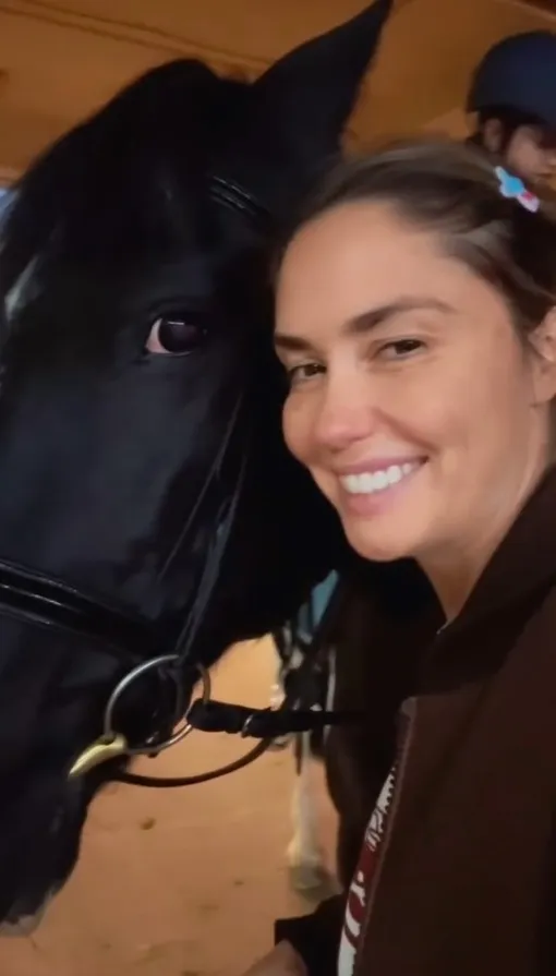 Агата Муцениеце наблюдала за дочерью во время занятия верховой ездой Агата Муцениеце наблюдала за дочерью во время занятия верховой ездой