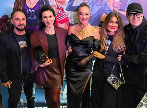 Демис Карибидис, его жена Пелагея, Ольга Бузова и супруги Жанна и Гарик Мартиросян на премьере Демис Карибидис, его жена Пелагея, Ольга Бузова и супруги Жанна и Гарик Мартиросян на премьере