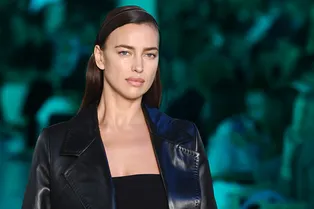 Вместо банальной джинсовки: Ирина Шейк нашла куртку на весну, которая нужна каждой