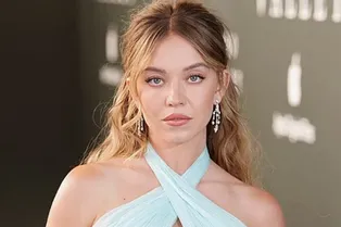 Сидни Суини в платье с глубоким декольте появилась на премьере в Лондоне Сидни Суини в платье с глубоким декольте появилась на премьере в Лондоне