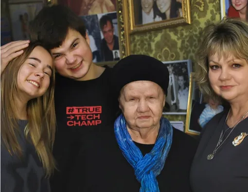 Раиса Ивановна с дочерью Ириной и внуками