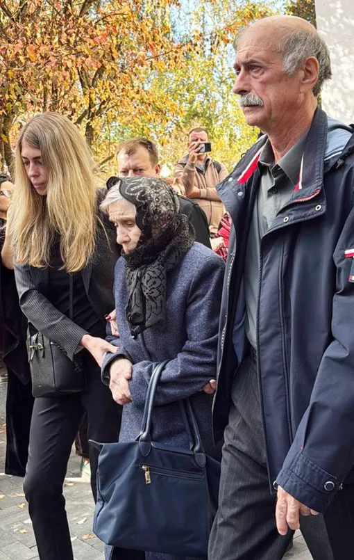 Идущую за гробом маму музыкального критика Антонину Петровну поддерживали невестка и старший сын Идущую за гробом маму музыкального критика Антонину Петровну поддерживали невестка и старший сын