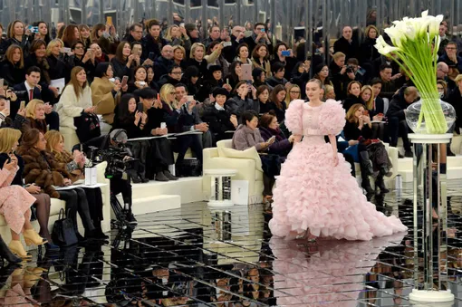 Лили-Роуз Депп на показе Chanel