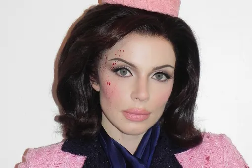 «Протест и траур одновременно»: Джулия Фокс отреагировала на скандал из-за окровавленного костюма Жаклин Кеннеди «Протест и траур одновременно»: Джулия Фокс отреагировала на скандал из-за окровавленного костюма Жаклин Кеннеди