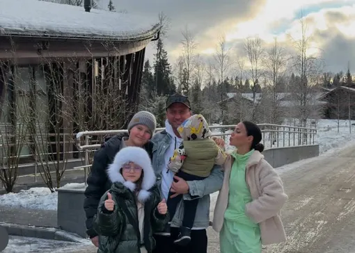 Павел Прилучный с женой и детьми Павел Прилучный с женой и детьми