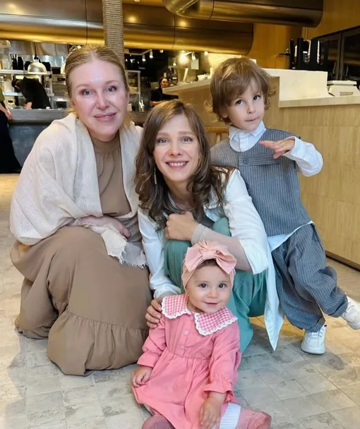 Лиза Арзамасова с детьми и мамой