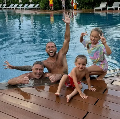 Влад Соколовский с отцом, дочерью от Риты Дакоты и сыном от Ангелины Сурковой Влад Соколовский с отцом, дочерью от Риты Дакоты и сыном от Ангелины Сурковой