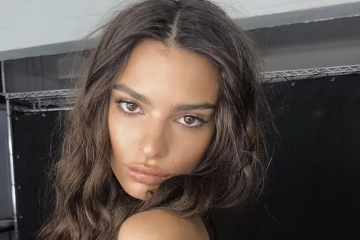 «Завораживающая красавица»: Эмили Ратаковски надела ажурный бюстгальтер в ванной «Завораживающая красавица»: Эмили Ратаковски надела ажурный бюстгальтер в ванной