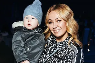 «Самый маленький гость»: Яна Рудковская вышла в свет с годовалым Арсением «Самый маленький гость»: Яна Рудковская вышла в свет с годовалым Арсением