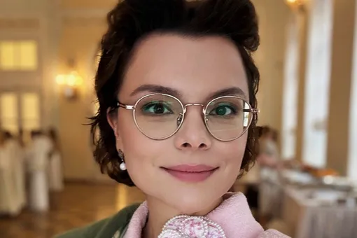 Жена Евгения Петросяна появилась с дочерью и сыном на балу в историческом особняке Жена Евгения Петросяна появилась с дочерью и сыном на балу в историческом особняке