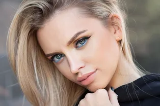 Милана Тюльпанова в блейзере на голое тело сексуально позировала в кресле Милана Тюльпанова в блейзере на голое тело сексуально позировала в кресле