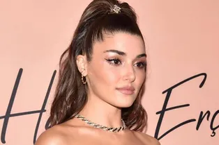 Звезда «Постучись в мою дверь» показывает, какой плащ мы будем носить осенью