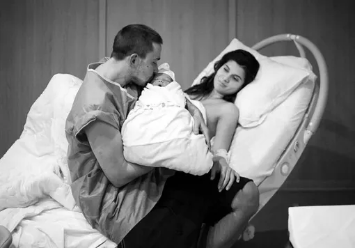 Александр Петров и его жена Виктория стали родителями