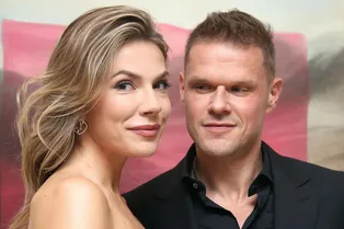 Антонина Паперная снялась в объятиях мужа Владимира Яглыча на курорте в день его 43-летия