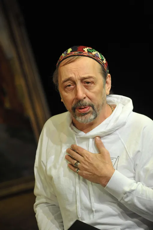 Николай Коляда подключен к аппарату ИВЛ