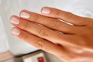 Матча-френч: 5 идей классики маникюра в самом трендовом цвете этой весны