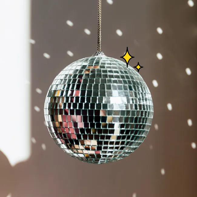 Винил, неон и люстра в форме диско-шара: 6 модных идей для интерьера в стиле нулевых