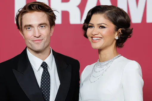 Зендая в свадебном платье и с обручальным кольцом появилась вместе с Робертом Паттинсоном в Париже Зендая в свадебном платье и с обручальным кольцом появилась вместе с Робертом Паттинсоном в Париже