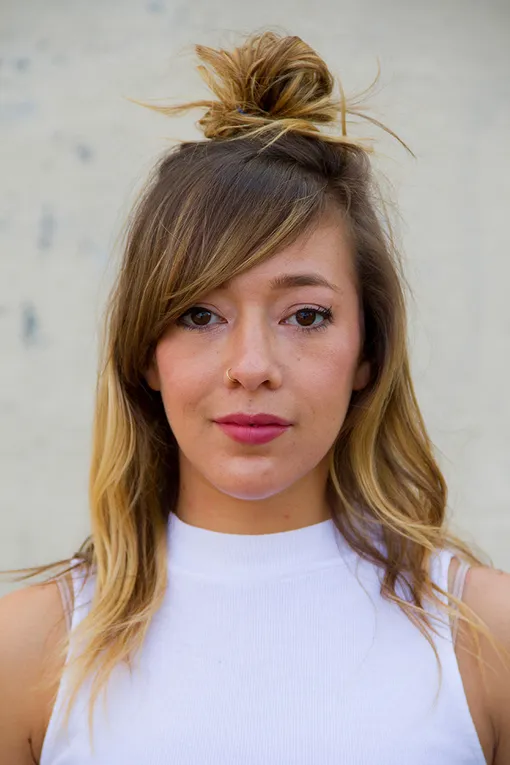 Причёска полупучок эффектно смотрится на ступенчатой стрижке